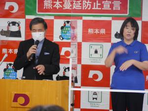 記者からの質問に答える蒲島知事の写真