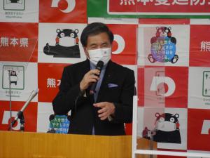 記者からの質問に答える蒲島知事の写真