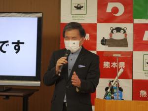 記者からの質問に答える蒲島知事の写真