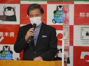 記者からの質問に答える蒲島知事の写真
