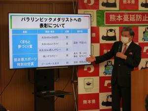 記者からの質問に答える蒲島知事の写真