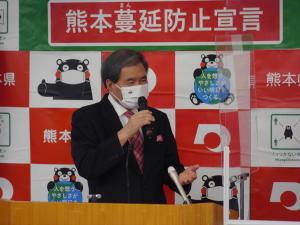 記者からの質問に答える蒲島知事の写真