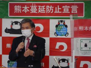 記者からの質問に答える蒲島知事の写真