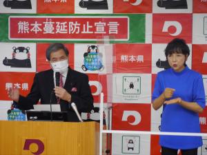 記者からの質問に答える蒲島知事の写真