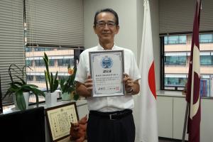 熊本西高校校長が認定証を掲げている写真