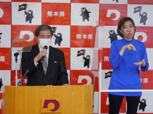 コメントを発表する蒲島知事の写真