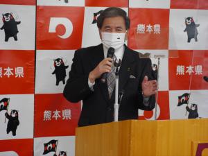 記者からの質問に答える蒲島知事の写真