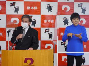 記者からの質問に答える蒲島知事の写真