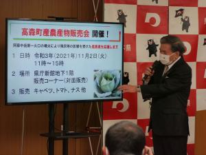 記者からの質問に答える蒲島知事の写真