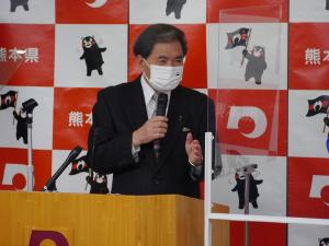 記者からの質問に答える蒲島知事の写真