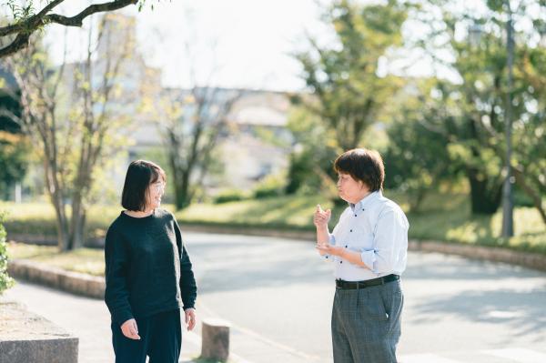 森さんと丸山さんが手話をする様子の写真