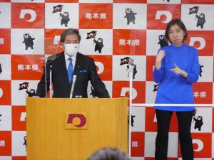 コメントする蒲島知事の写真
