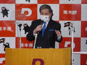 記者からの質問に答える椛島知事の写真