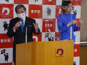 記者からの質問に答える蒲島知事の写真