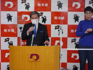 記者からの質問に答える蒲島知事の写真