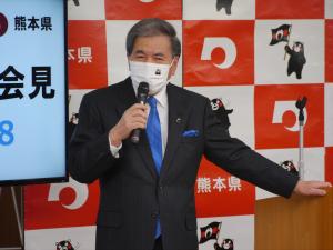 記者からの質問に答える蒲島知事の写真