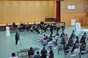坂本中学校での演奏の写真