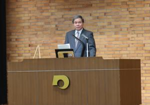 仕事始め式で訓示を行う蒲島知事