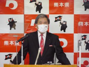 コメントする蒲島知事の写真