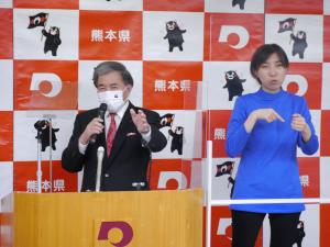 記者からの質問に答える蒲島知事の写真