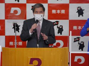 記者からの質問に答える蒲島知事の写真
