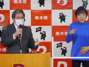 記者からの質問に答える蒲島知事の写真