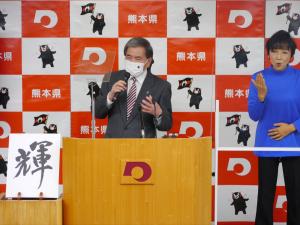 記者からの質問に答える蒲島知事の写真