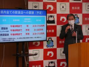 記者からの質問に答える蒲島知事の写真