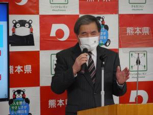 記者からの質問に答える蒲島知事の写真