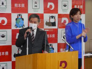 記者からの質問に答える蒲島知事の写真