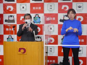 記者からの質問に答える蒲島知事の写真