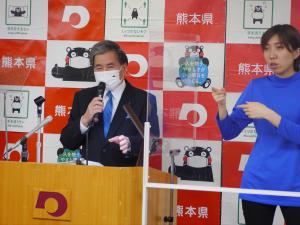 記者からの質問に答える蒲島知事の写真