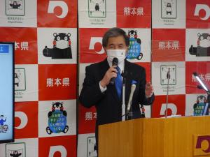記者からの質問に答える蒲島知事の写真