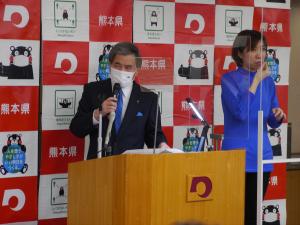 記者からの質問に答える蒲島知事の写真