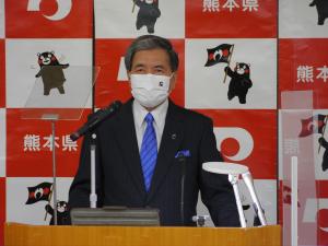 コメントする蒲島知事の写真
