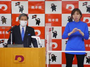 コメントする蒲島知事の写真