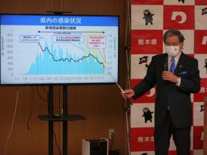 記者からの質問に答える蒲島知事の写真