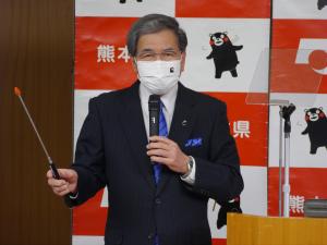記者からの質問に答える蒲島知事の写真
