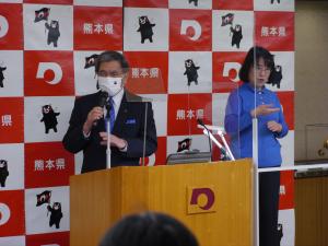 記者からの質問に答える蒲島知事の写真