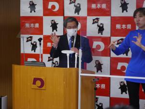 記者からの質問に答える蒲島知事の写真