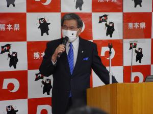 記者からの質問に答える蒲島知事の写真