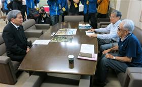 入所者自治会の志村会長（右手前）と太田副会長（右奥）との懇談の様子の画像