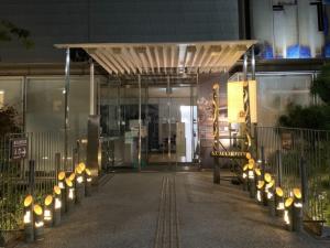 新宿区漱石山房記念館玄関の竹あかりの様子です