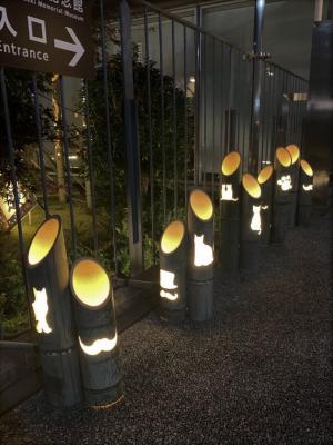 新宿区漱石山房記念館玄関の竹あかり、アップ