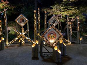 肥後細川庭園に展示した、くまモンイラスト等を使った竹あかりの写真