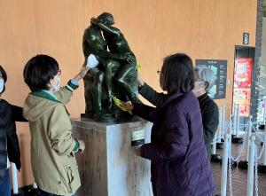 彫刻吹き掃除の様子
