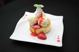 バニラアイスといちごのパンケーキの画像