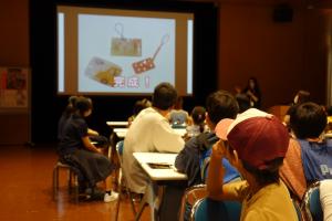 スライドをみながら、政策手順について説明を受ける参加者たち。