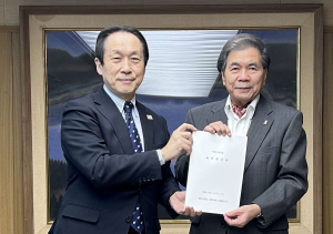 【画像】県工連田中会長から椛島知事へ背策提言手交