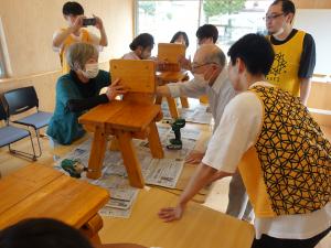 地区の皆さんと一緒に組み立てを行う様子